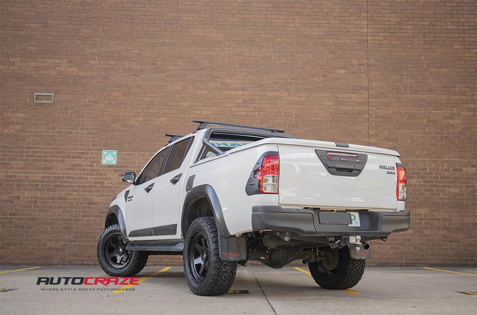 TOYOTA HILUX N80 4WD SHOK MATTE BLACK